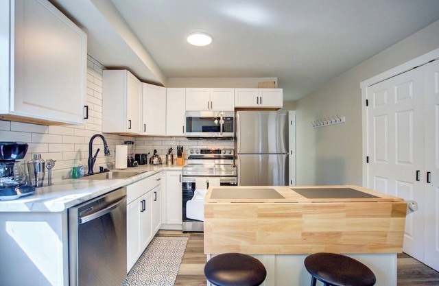 In-Unit Washer & Dryer. A/C. Pets ok. Fenced yard.