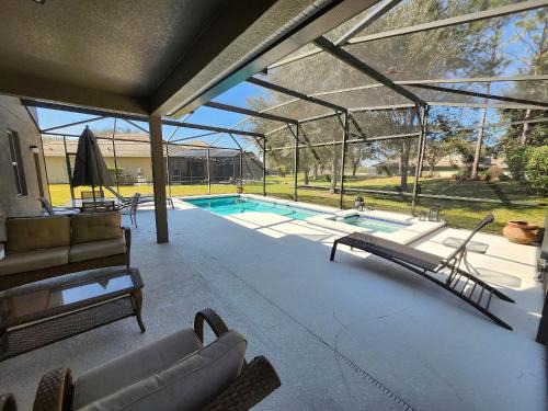 Incrível casa 5BD/5BA com piscina perto da Disney