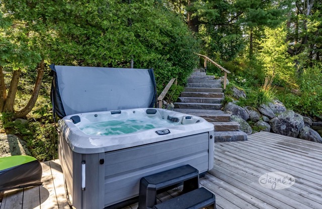 Incredible 6 bdrm 5 bath cottage on Lake Joe!