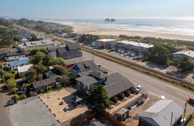 Incredible Central Rockaway Location, *Pet Friendly*, Patio, Walk to Beach and Downtown, Unit 4