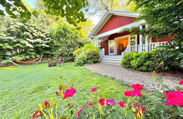 Incredible fenced in dog friendly cottage in downtown Brevard with hot tub!