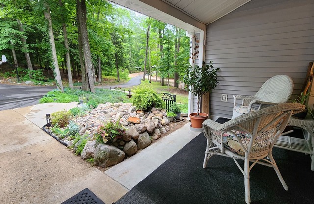 Incredible home in the woods - 3.5 Miles from Flintfields Horse Park