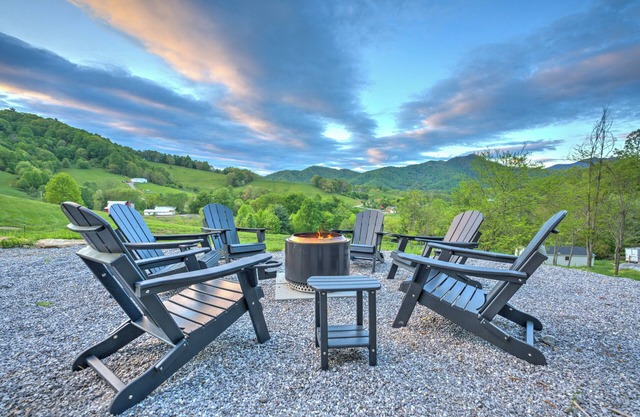 Incredible Mountain Views~Hot Tub~Firepit~Deck