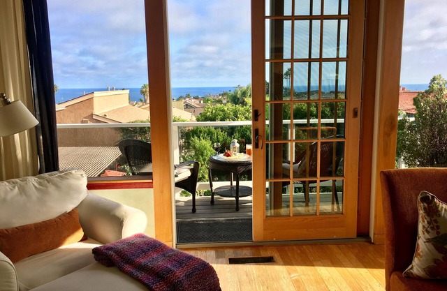 Incredible Ocean Views! Beautifully furnished. Two decks and garden! Relax!