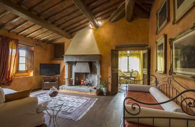Independent villa in the heart of Tuscany, sleeps 14, 6 bedrooms, 5 bathrooms