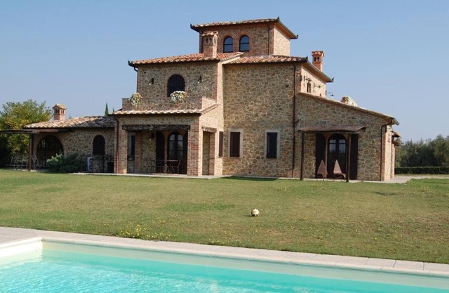 Independent farmhouse with 7 bedrooms and Pool. Lago Trasimeno