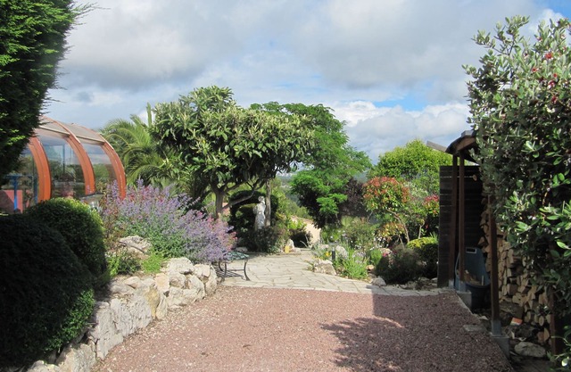 Independent studio for 2 people in Carnoux en Provence, haven of peace and rest.