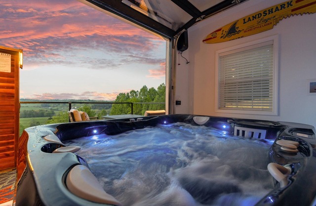Indoor Hot Tub Mountain Top/Retreat 5 mins. to Norris Lake, AC, Wi-Fi and more