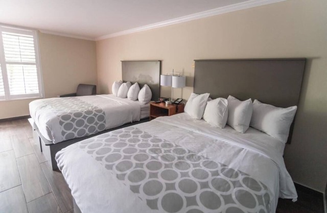 Indulge in Home Like Comfort! Free Parking, Onsite Pool, Free Breakfast