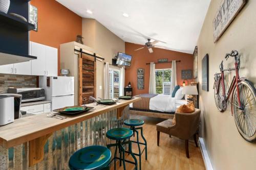 Industrial Old Town Bungalow with Free Cruiser Bikes