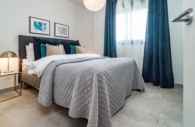 INF4.5P- modern 3 bed city apartment next to beach