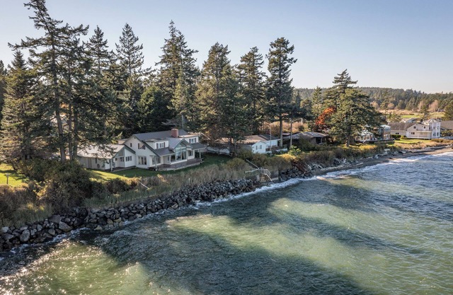 Infinity House - Private Beach, Breathtaking Views, Just Minutes from Town