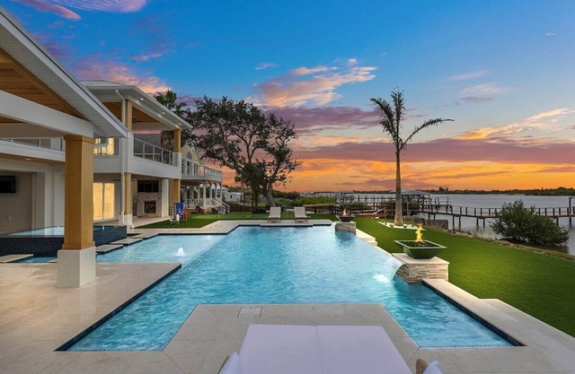 Infinity Pool Paradise Luxe Waterfront Living
