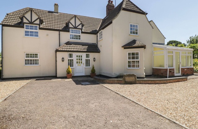 INGLESIDE, family friendly, character holiday cottage in Adsett