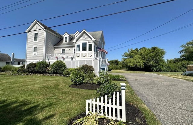 Inground Pool and Walkable to Beach and Town