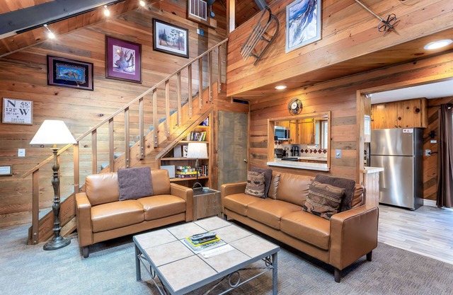 INID17 - Dog-Friendly Cabin, Wood Fireplace, Private Hot Tub