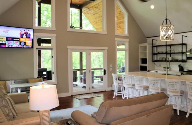 Inlet Dr - Lake Keowee Home In Town and Close to Clemson