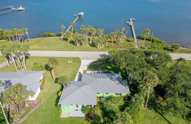 Inlet House. Waterfront -250' dock & slip. Direct access to Sebastian Inlet.