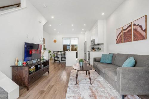 Inner-City Chic Urban Farmhouse 3 Bds and Ba