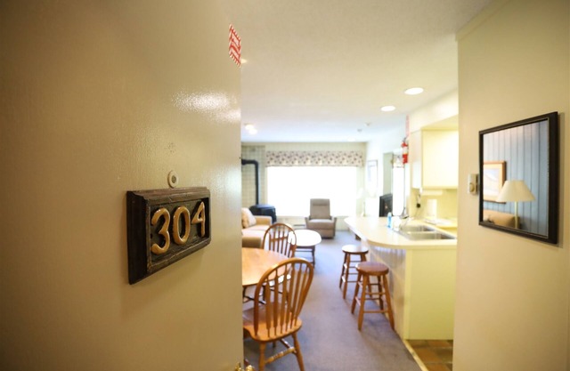 Inns of Waterville Valley one bedroom sleeping 4 - walking distance to Town Square! (304)