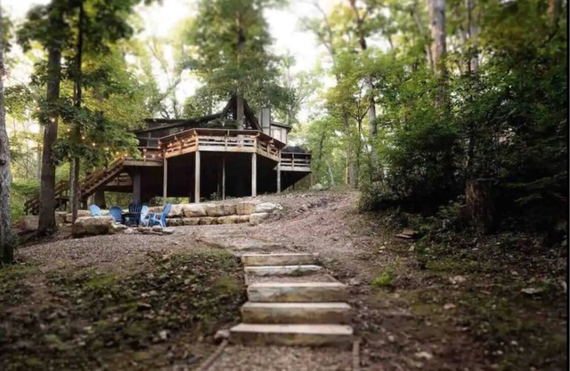 Innsbrook Falls Hideaway - Roomy lakefront Chalet w/spacious deck & firepit