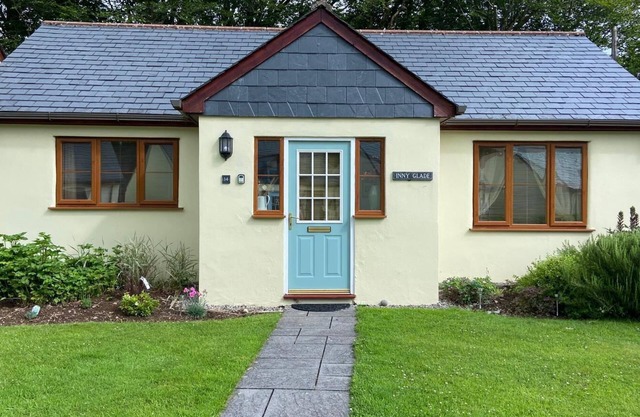 Inny Glade. Quiet, spacious streamside bungalow. North Cornwall.