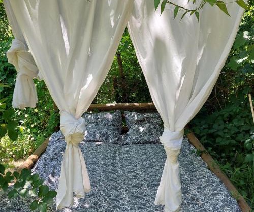 Insolite - Nuit à la belle étoile dans gazébo thaï près de la rivière