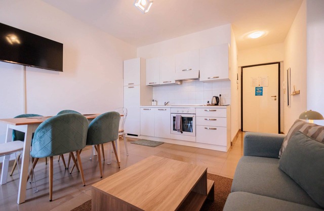 Int. 8, Apartment 8