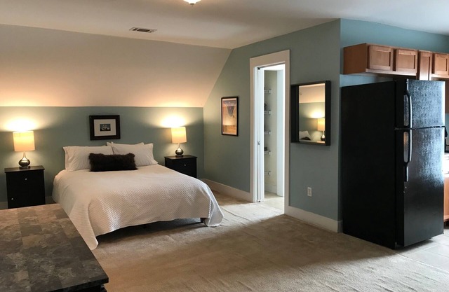 Intimate low country Carriage House with gorgeous appointments!