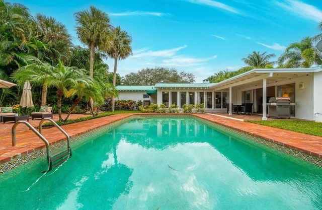 Intracoastal Paradise Walking Distance to Beach!