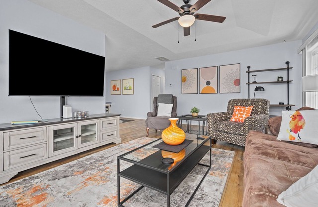 Inviting 2BR Half-Plex-Equipped Kitchen & Garage