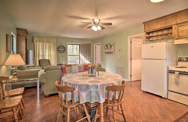Inviting Apartment w/Deck in Smoky Mountains