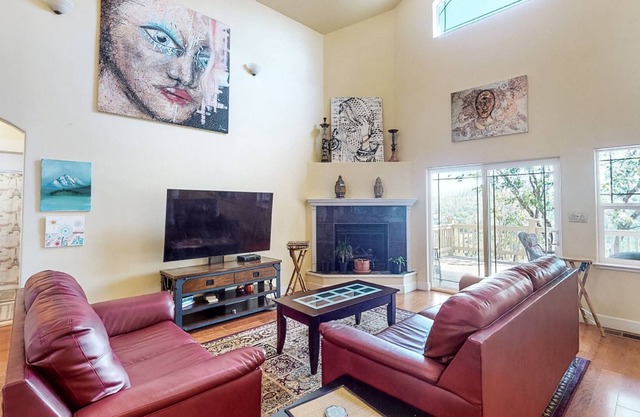 Inviting home with balcony, fireplace, full kitchen, & washer/dryer