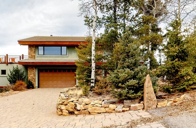 Inviting lodging w/ wood-burning fireplace, mountain views, & high-speed WiFi!