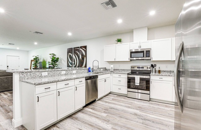 Inviting Palmetto Condo: 11 Mi to Beach!