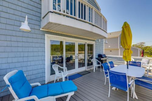 Inviting Rockport Rental with Deck Walk to Beach!