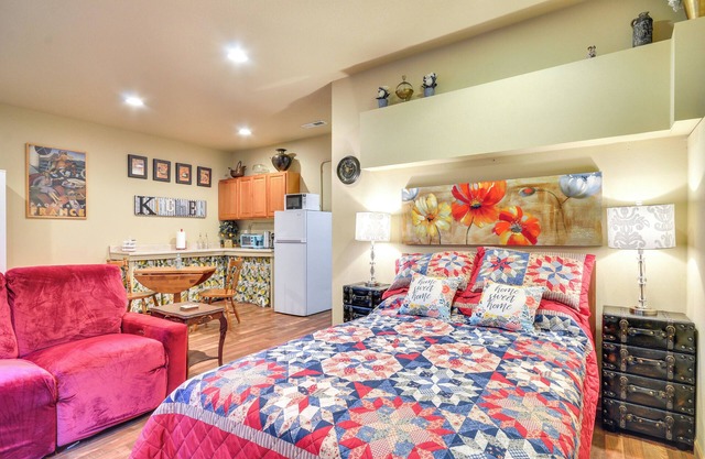 Inviting Studio w/Patio, 15 Mi to Portland!