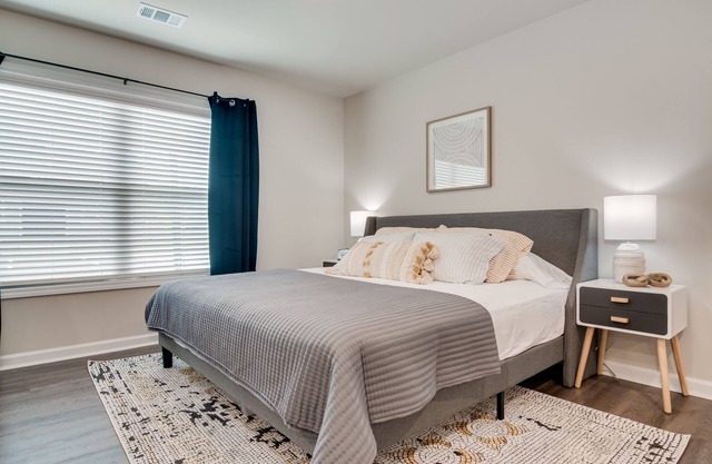 Inviting - The Jensen: Spacious Studio w/King Bed
