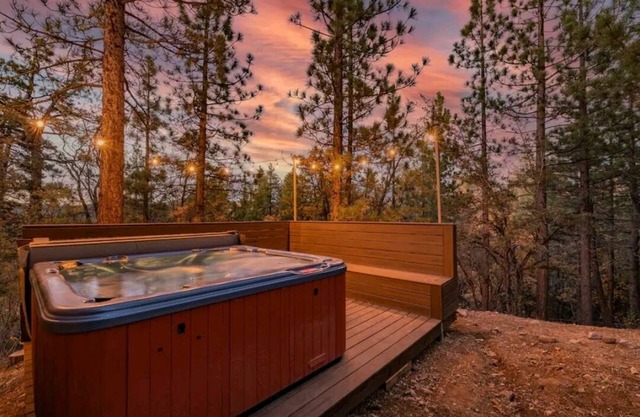 "Inyo Treehouse" w/King Bed, Hot Tub, Games, & Pac Man