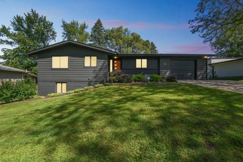 Iowa City 4BR Backyard Walk to Stadium home