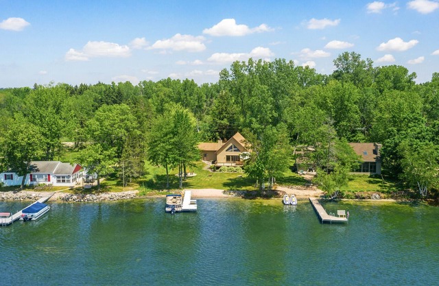 Irogami Lake-Beautiful waterfront cottage on sandy clean lake! PONTOON! KAYAKS!