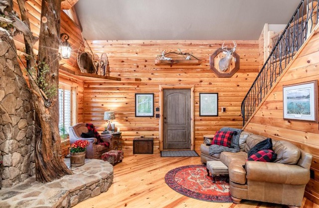 Iron Mountain Lodge - Beautiful Cabin With Forest & Mountain Views!