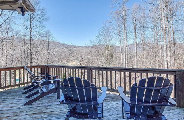 Isla View - 3 bedroom contemporary home close to Waynesville, NC, WiFi, AC.