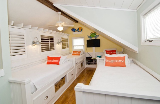 Island Cottage, Cool kids Sleeping Loft, Screened porch, Bikes included