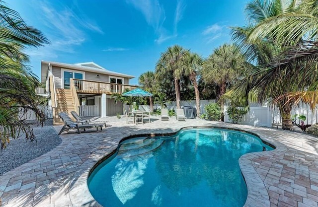 Island in the Sun, luxury beach house with private pool, walk to Pine Ave