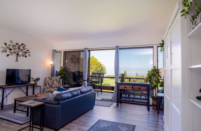 Island oasis on golf course w/private lanai, pool, tennis, WiFi, & ocean views