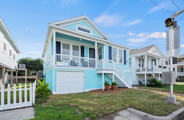 Island Pride Coastal Cottage - 2 King Beds on the East End!