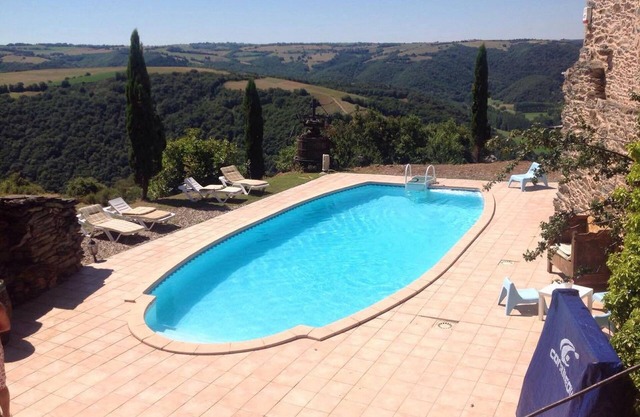 Isolated character house with 12-person swimming pool, 30 minutes from Albi.