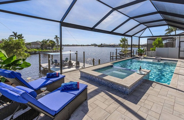 It's a GOLD RUSH! Paddleboard, Kayak, Saltwater Pool & Spa - Villa Sea'n Coastal View - Roelens