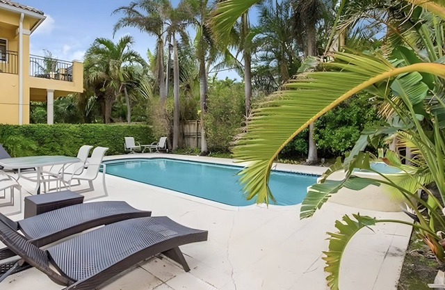 Italian Beach House with Pool & King Bed